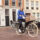 Fysiotherapeut Brigitte fietst op haar fiets in het centrum van Utrecht en voorkomt zadelpijn.