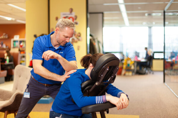 Fysiotherapeut Robert behandelt een patiënt in de fysiotherapiepraktijk van Actifytaal fysiotherapie Utrecht