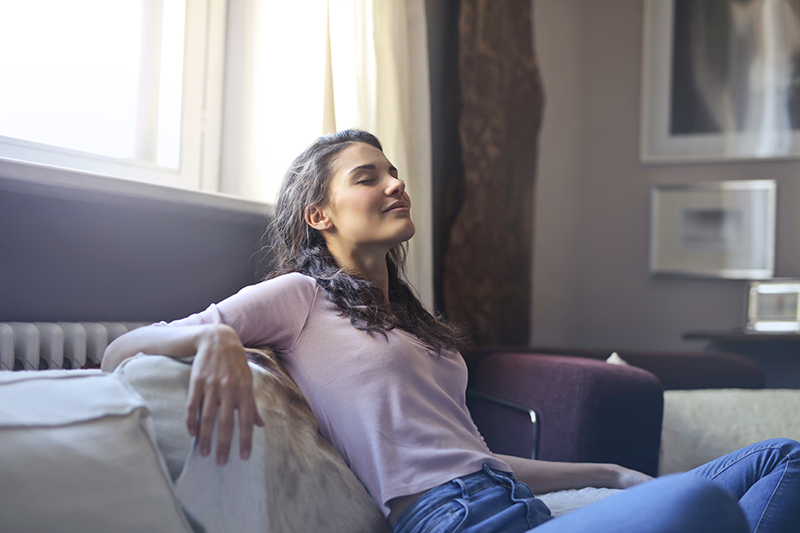 Vrouw doet aan ademhaling bij stress met behulp van fysiotherapie in Utrecht