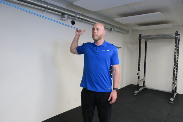 Fysiotherapeut laat oefening voor schouderpijn zien bij Actifytaal fysiotherapie centrum Utrecht