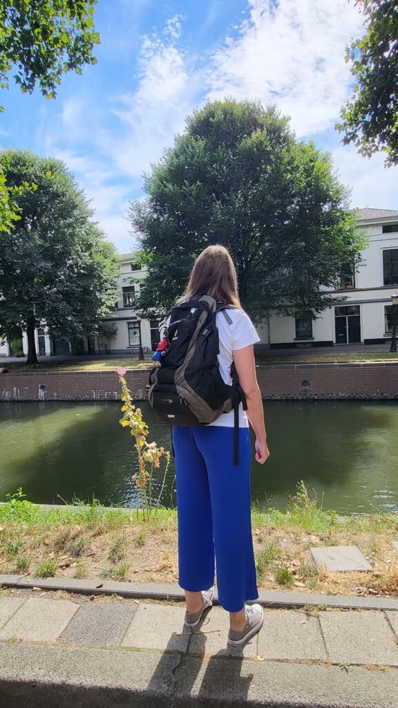 student gaat naar school zonder rugklachten in Utrecht en staat in het centrum van de stad