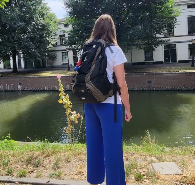 student gaat naar school zonder rugklachten in Utrecht en staat in het centrum van de stad