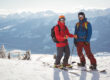 2 manen staan op een snowboard op de wintersport