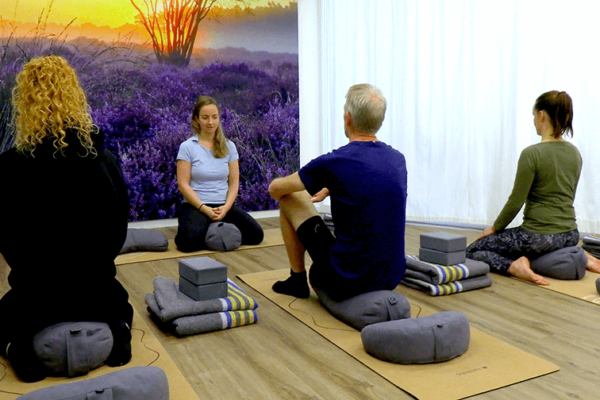 Yin Yoga groepje volgt lessen bij Laura Gilhuis