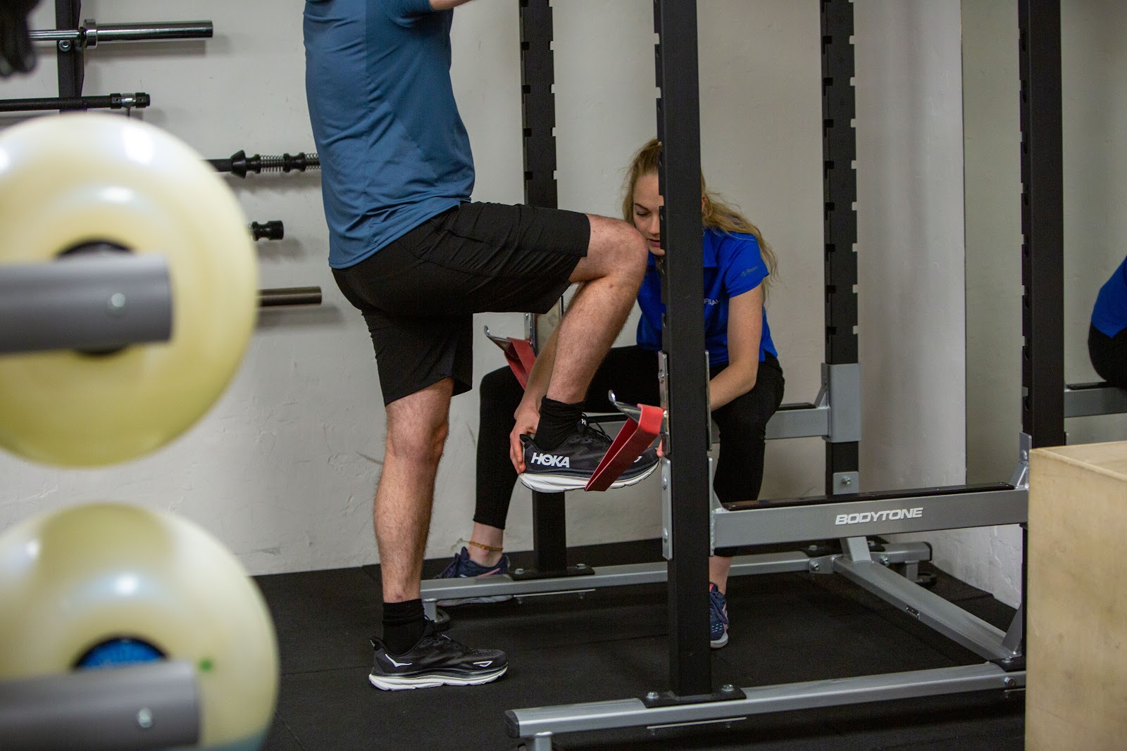 Jumper’s knee en Sportblessures aan de knie Man word behandeld aan zijn jumper's knee door een fysiotherapeut in de oefenzaal van Actifytaal als onderdeel van sportblessures aan de knie.