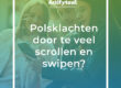 Groepje jongeren voorkomen Polsklachten door smartphonegebruik door tips te laten zien terwijl ze buiten zitten met een jas aan.