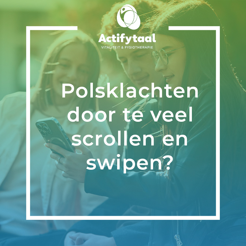 Polsklachten door smartphonegebruik Groepje jongeren voorkomen Polsklachten door smartphonegebruik door tips te laten zien terwijl ze buiten zitten met een jas aan.