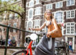 Vrouw neemt de fiets en wordt fitter door kleine keuzes.