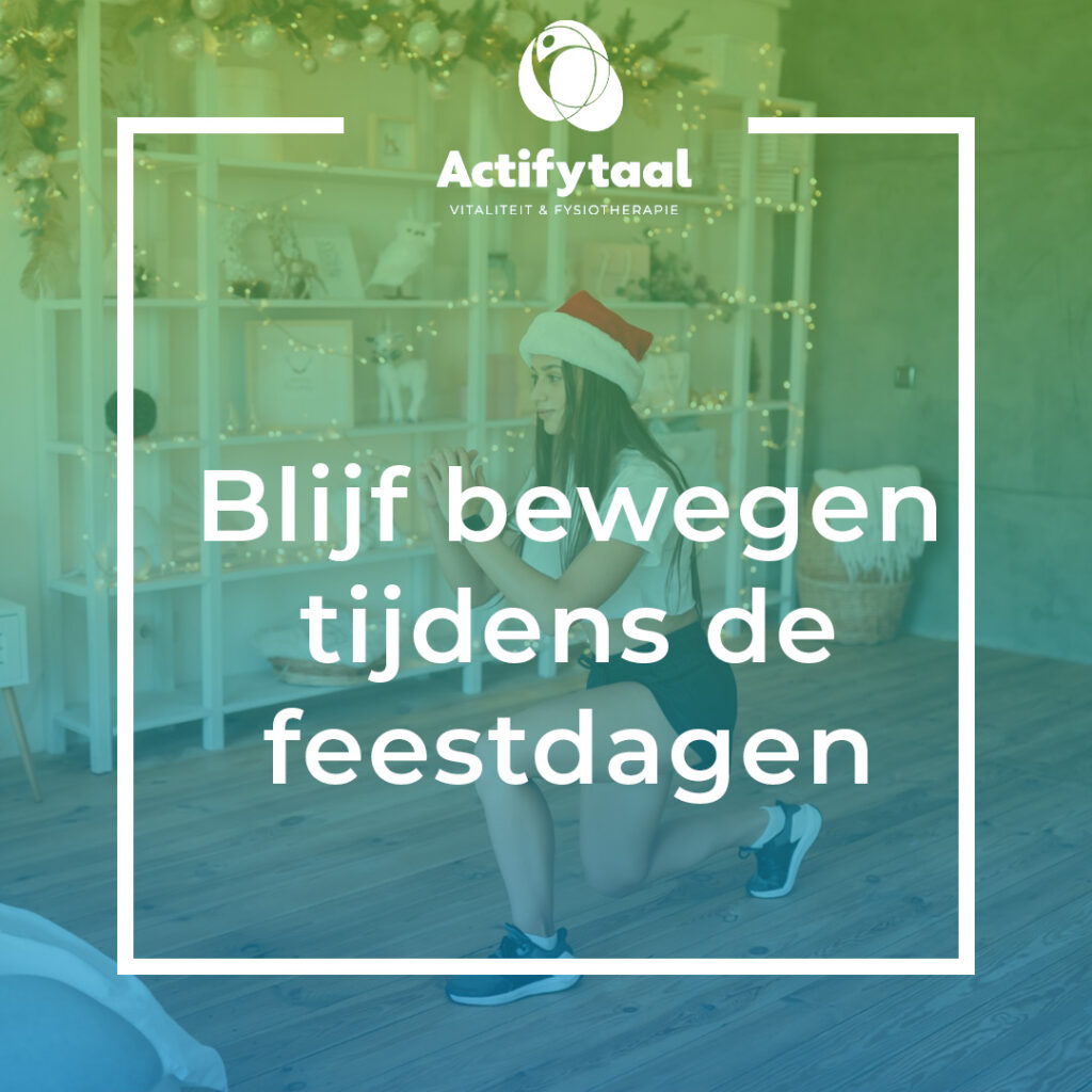 Meisje met een kerstmuts op probeert te blijven bewegen tijdens de feestdagen in haar slaapkamer
