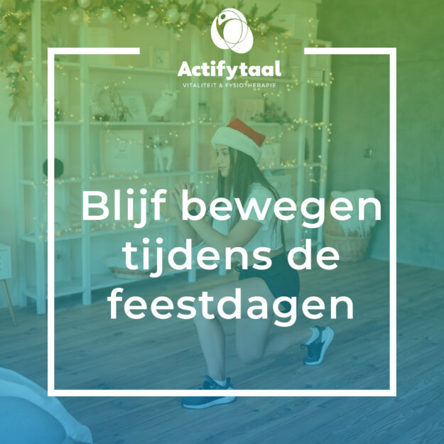 Meisje met een kerstmuts op probeert te blijven bewegen tijdens de feestdagen in haar slaapkamer
