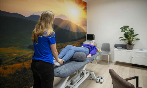 Behandeling op de behandelbank tijdens fysiotherapie in Utrecht bij Actifytaal, waarbij een fysiotherapeut een patiënt begeleidt bij ontspanning en mobiliteit van de benen.