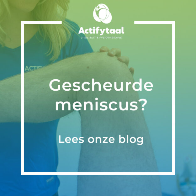 Vrouwelijke fysiotherapeut in blauw t-shirt is bezig om een gescheurde meniscus te behandelen.