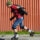 Man in rood t-shirt skeelert met heel veel bescherming aan. Hij doet dit omdat hij last had van blessures door het skeeleren.