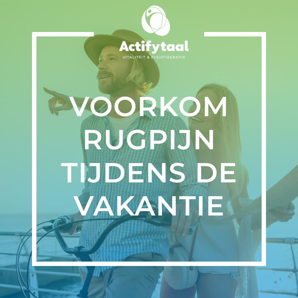 Een koppel zit op de fiets. Op de voorgrond staat: Voorkom rugpijn tijdens de vakantie.