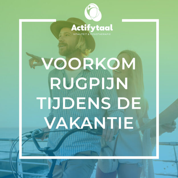 Een koppel zit op de fiets. Op de voorgrond staat: Voorkom rugpijn tijdens de vakantie.
