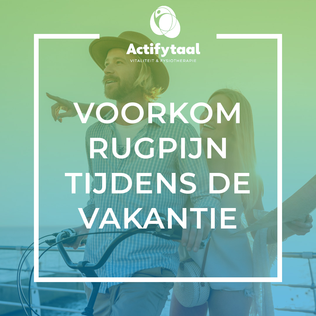 rugklachten op vakantie Een koppel zit op de fiets. Op de voorgrond staat: Voorkom rugpijn tijdens de vakantie.