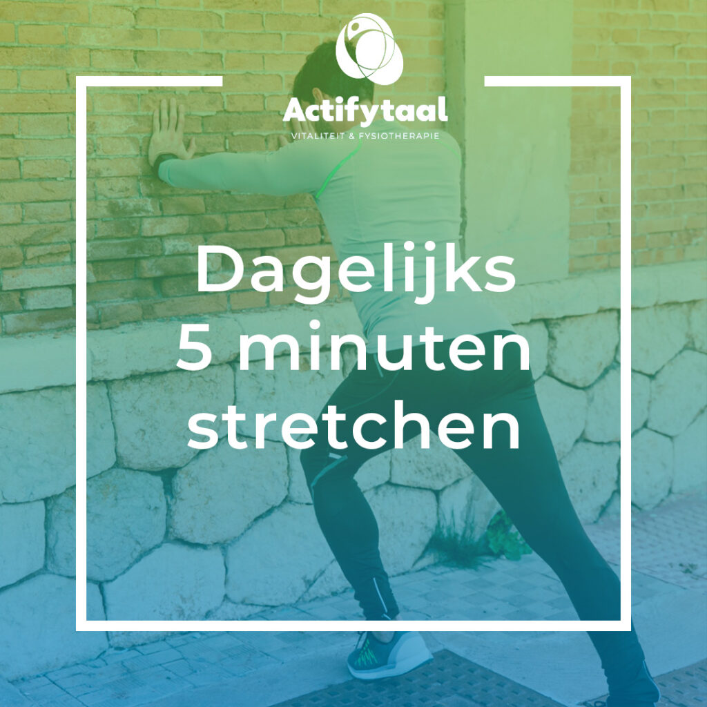 Op de achtergrond staat een man te stretchen, op de voorgrond staat: Dagelijks 5 minuten stretchen.