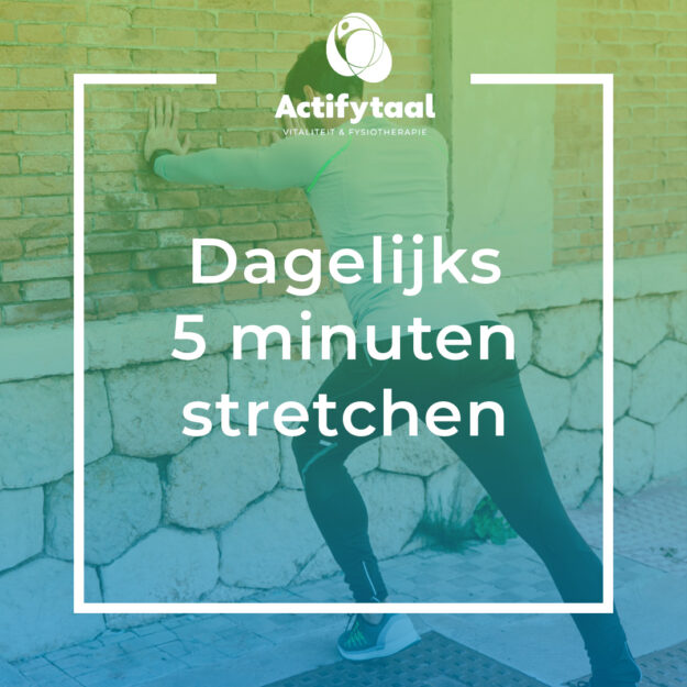 Op de achtergrond staat een man te stretchen, op de voorgrond staat: Dagelijks 5 minuten stretchen.