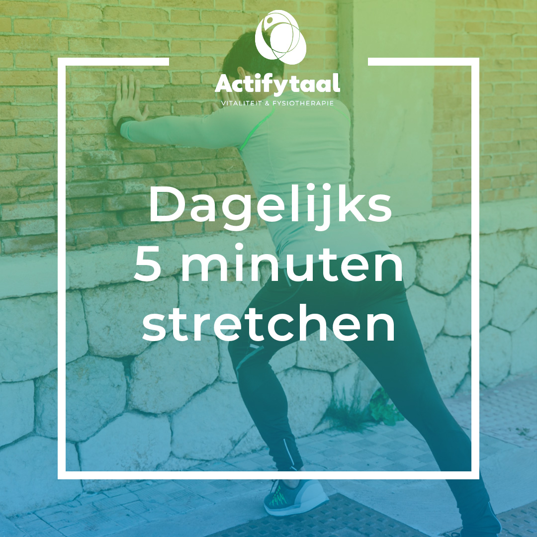 Dagelijks stretchen Op de achtergrond staat een man te stretchen, op de voorgrond staat: Dagelijks 5 minuten stretchen.